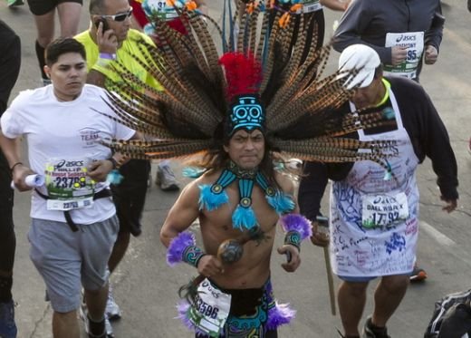 "De ce se UITA la maini cand alearga?" Castigatorul maratonului din Los Angeles a socat pe toata lumea! RECORD FABULOS Vezi cine a castigat cursa: