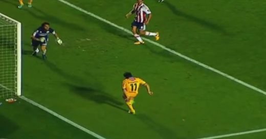 De acolo nu rata nici daca era Torres legat la ochi si pusese la pariuri :) Asa ratare nu a mai vazut nimeni niciodata! Nici in curtea scolii nu se intampla asta: VIDEO