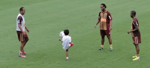 GESTUL dupa care Ronaldinho devine oficial un ZEU! Faze de senzatie ale lui R10 la antrenamente! Cine a reusit sa-l eclipseze: VIDEO