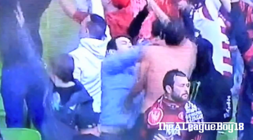 VIDEO S-a infiltrat in galeria adversa si le-a dat PERVERSA ca la Melbourne ! :)) Un suporter australian a facut un gest SINUCIGAS, rivalii erau sa il linseze: