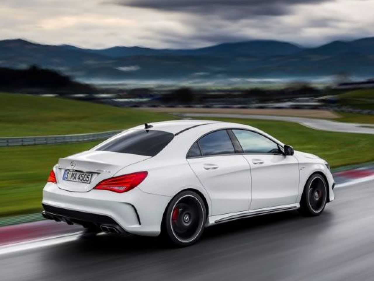 Mercedes lanseaza masini noi pe banda rulanta! Primele imagini cu CLA45 de la AMG! Galerie foto si detalii tehnice:_1