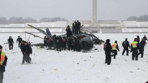 FOTO Soc si groza in Germania! Doua elicoptere s-au CIOCNIT deasupra stadionului Olimpic din Berlin! Un pilot a MURIT!_3