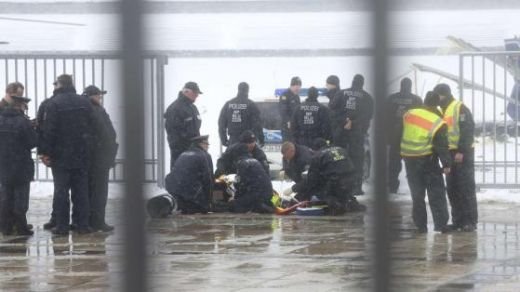 FOTO Soc si groza in Germania! Doua elicoptere s-au CIOCNIT deasupra stadionului Olimpic din Berlin! Un pilot a MURIT!_5