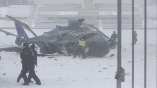 FOTO Soc si groza in Germania! Doua elicoptere s-au CIOCNIT deasupra stadionului Olimpic din Berlin! Un pilot a MURIT!_6
