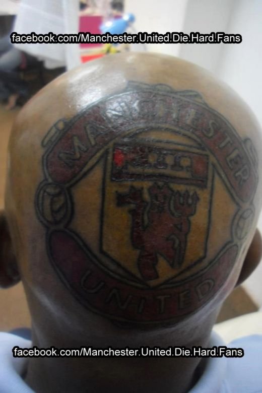 Un fan s-a RATAT pe viata! Si-a facut un TATUAJ IMENS cu Manchester United dar nu a ales bine zona: FOTO