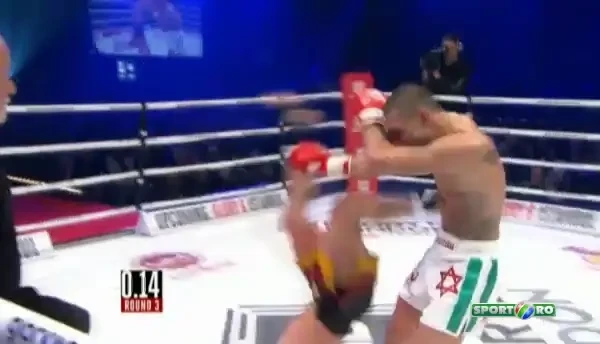 SENZATIONAL! Un roman a incercat cea mai spectaculoasa lovitura din kickboxing! Faza exploziva care i-a ridicat pe englezi in picioare! VIDEO