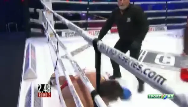 KO CATASTROFAL! I-a strambat nasul cu o lovitura INUMANA! Video interzis sub 18 ani