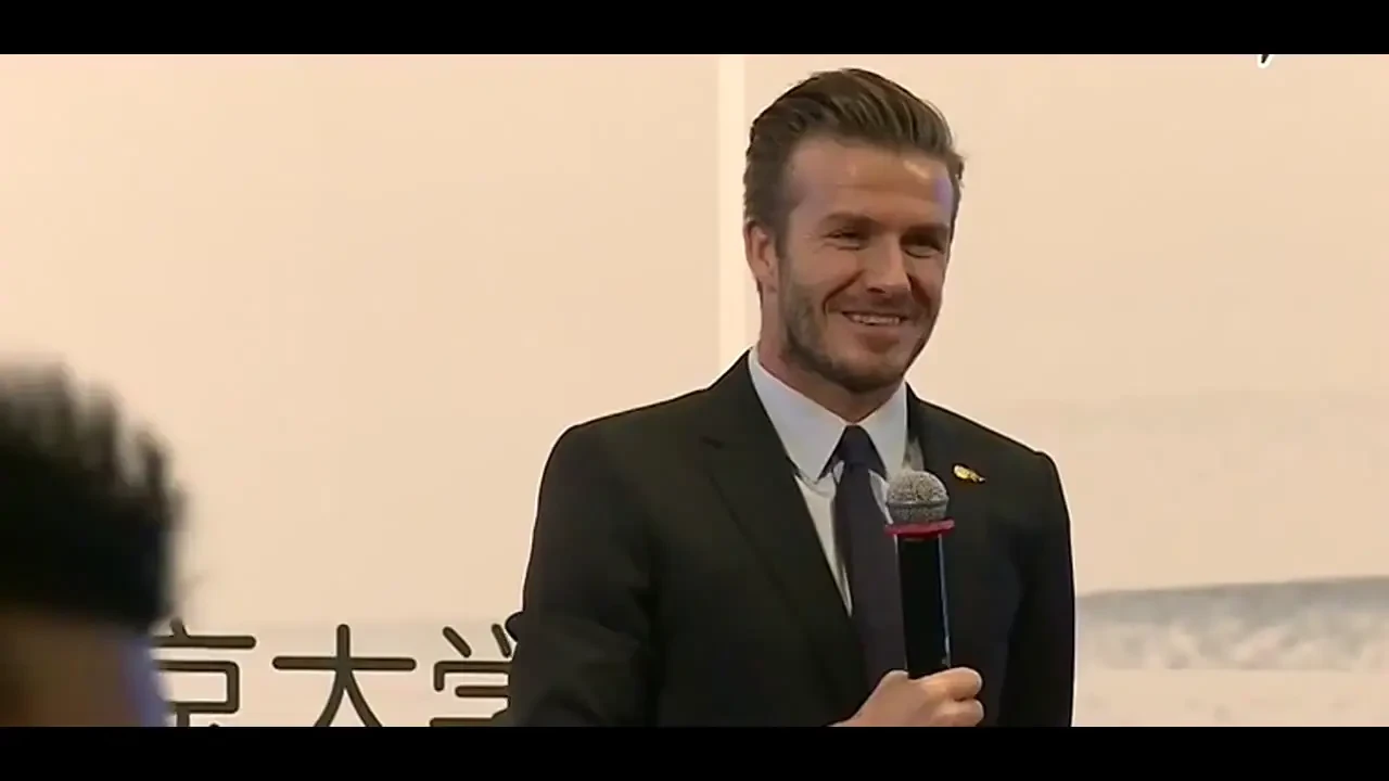 VIDEO Beckham face femeile sa LESINE! Faza de MILIOANE in China! Cum a innebunit o sala intreaga cu gestul sau: