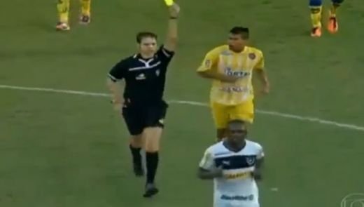 Seedorf luase in 21 de ani de fotbal un singur cartonas rosu! Pe al doilea l-a luat chiar ieri, dintr-o mare prostie: VIDEO