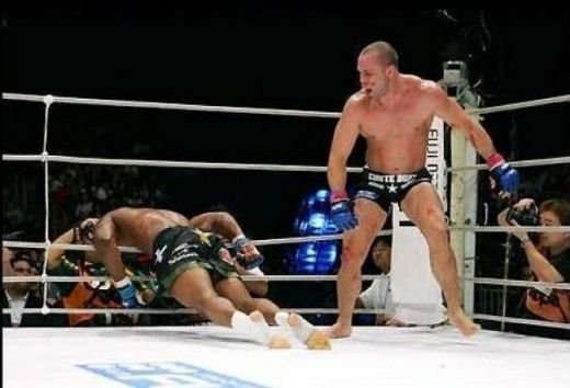 KO DEVASTATOR la un meci de MMA! I-a stins lumina cu un picior in cap, doctorii au intervenit imediat! Vezi lovitura MORTALA: