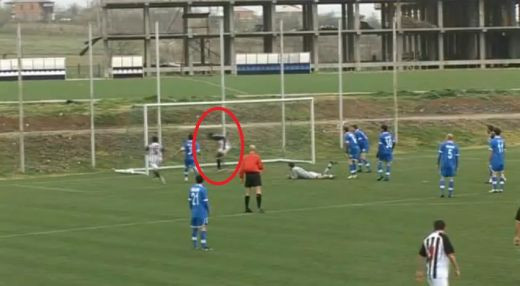 EPIC FAIL! Un fotbalist a oferit ieri ratarea ANULUI: bara de pe linia portii! Spectatorii au lesinat de ras: VIDEO