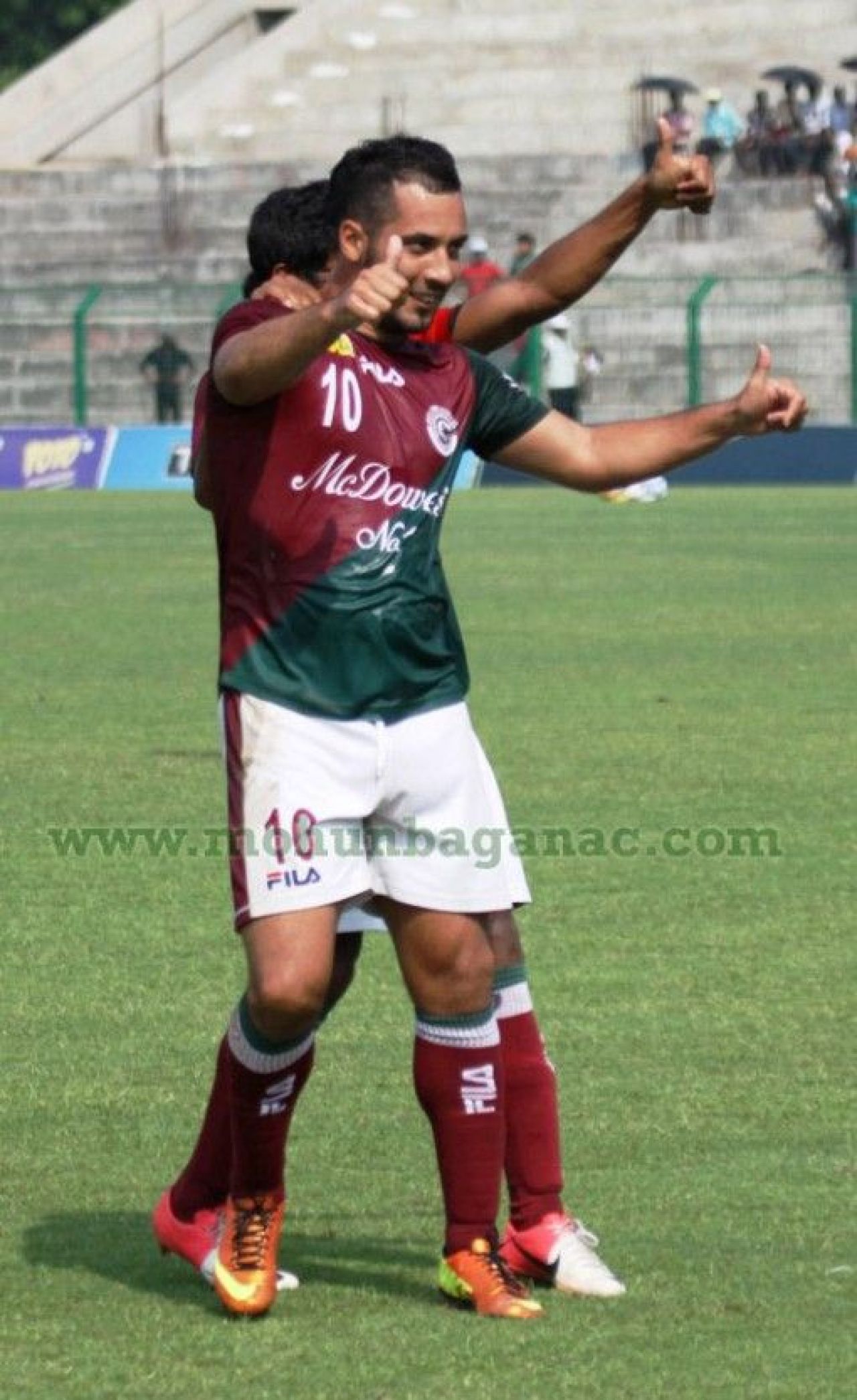 FOTO: Meci de fotbal, oprit din cauza unei invazii de SERPI VENINOSI! Fotbalistii au inghetat de frica: