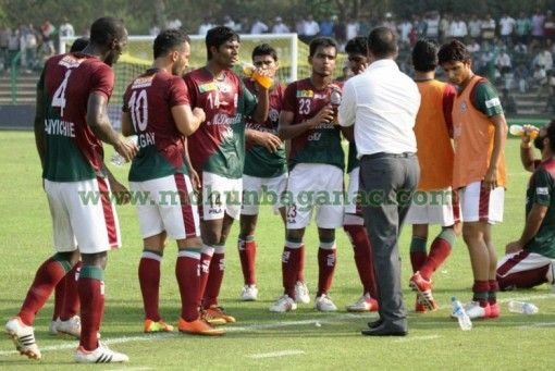 FOTO: Meci de fotbal, oprit din cauza unei invazii de SERPI VENINOSI! Fotbalistii au inghetat de frica: 