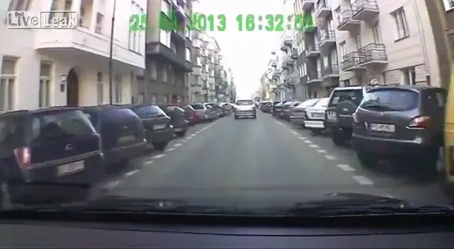 VIDEO Doua masini, o singura strada! Ce se intampla cand nimeni nu vrea sa cedeze: