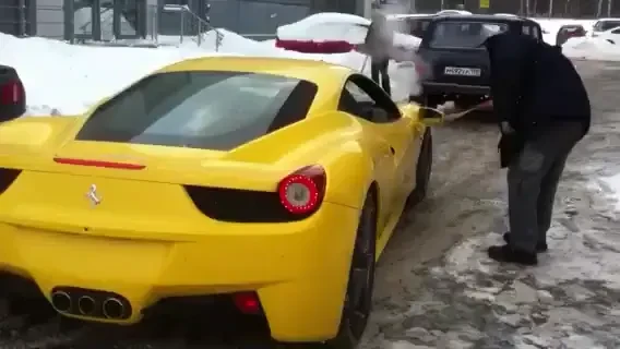 VIDEO Care e mai tare: Lada sau Ferrari? Clipul asta o sa te faca sa-ti schimbi parerea! Ultima inventie made in Rusia: