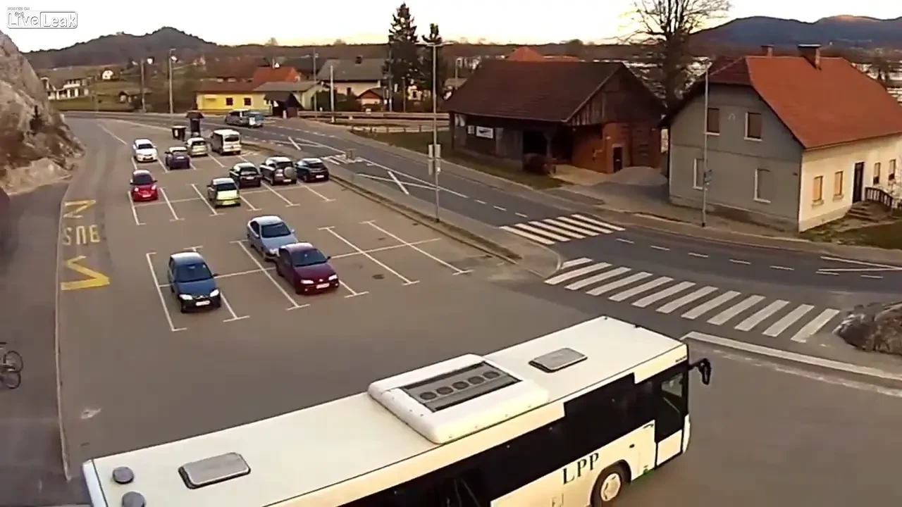 VIDEO GENIAL! Cum sa furi o bicicleta in 10 secunde! Nu te asteptai la o metoda atat de simpla! :))