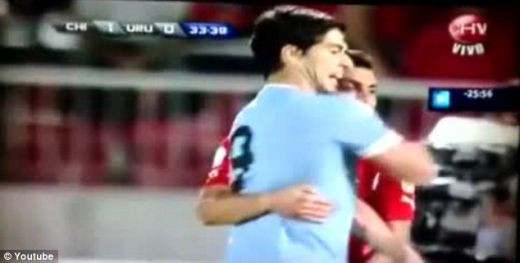 Era sa-i sparga fata unui adversar, dar scapa fara suspendare! Gestul MIZERABIL al lui Suarez, TRECUT CU VEDEREA de FIFA! Motivul pentru care nu va pati nimic: