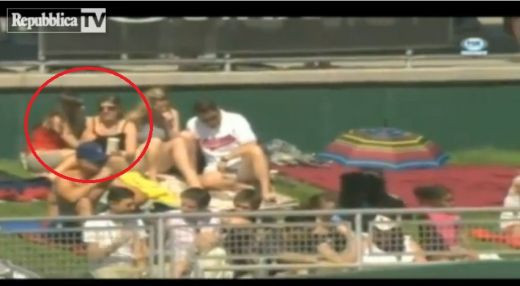 VIDEO INCENDIAR O zi insorita si un meci plictisitor! Ce au facut doua fete pe stadion i-a lasat pe spectatori cu rasuflarea taiata! Televiziunea a TAIAT momentul