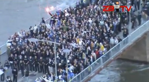 DEMENTA cu fanii Bosniei! Politistii au facut cea mai mare greseala ca i-au blocat pe un pod! Vezi ce au facut - VIDEO