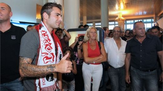 Asta e CULMEA: Mutu s-a imprietenit cu un ospatar :) E campion la box si skandenberg: E fanul meu. O sa tina cu mine