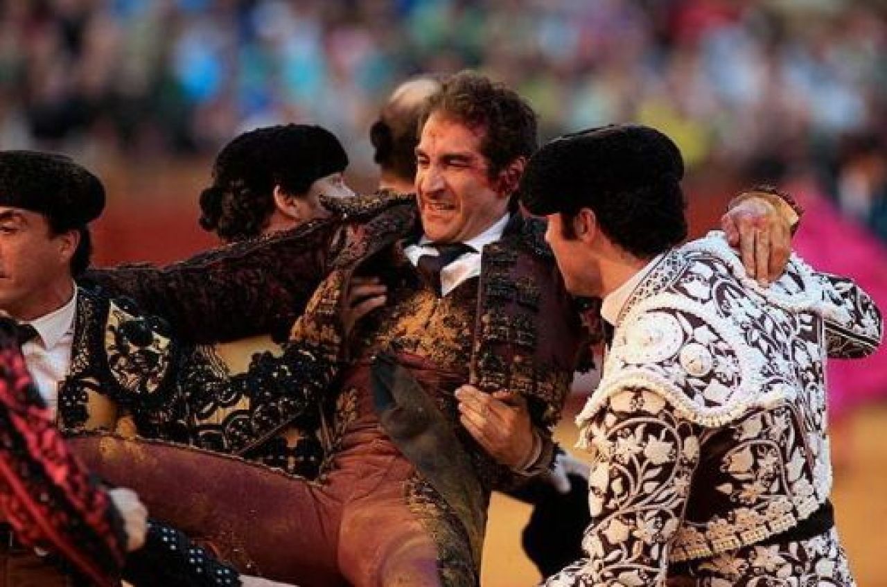 FOTO Soc si groaza in Spania! Un taur a facut RAVAGII in arena! Momentul in care matadorul a crezut ca va MURI:_1