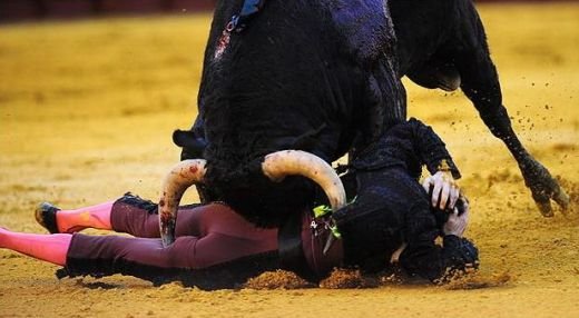 FOTO Soc si groaza in Spania! Un taur a facut RAVAGII in arena! Momentul in care matadorul a crezut ca va MURI:_2