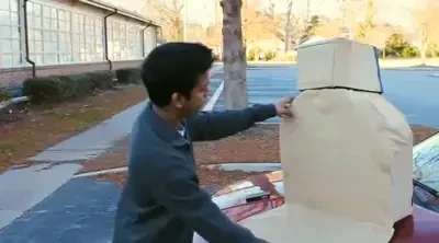 FARSA GENIALA! O masina fara sofer intra sa ia mancarea de la Drive In! REACTIILE angajatele cand vad scaunul gol sunt bestiale! VIDEO