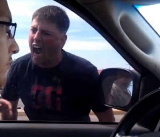 Cum sa te comporti cand lovesti masina unui MANIAC: "Da, filmeaza-ma! Pun eu mana pe tine" VIDEO