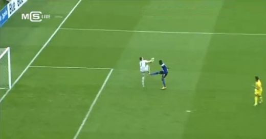 Intrare demna de WWE: Unul dintre jucatori a primit ROSU, al doilea nu se mai putea ridica de jos! Cine a castigat duelul? VIDEO