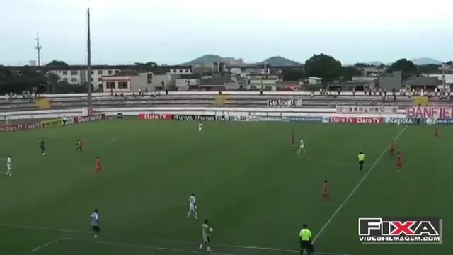 Portarul era la 3 metri in spatele lui cand a tras la poarta! Totusi, cineva a respins de pe linia portii :)) FAZA GENIALA in Brazilia: