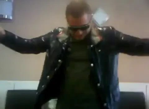 Un motiv in plus pentru Ghita! Saki e COCALAR 100%! Rupe manelele in doua pe telefon si danseaza cu ochelarii la ochi! VIDEO