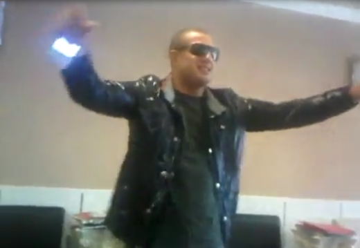 Un motiv in plus pentru Ghita ca sa-i dea KO! Saki e COCALAR 100%! Rupe manelele in doua pe telefon si danseaza cu ochelarii la ochi! VIDEO