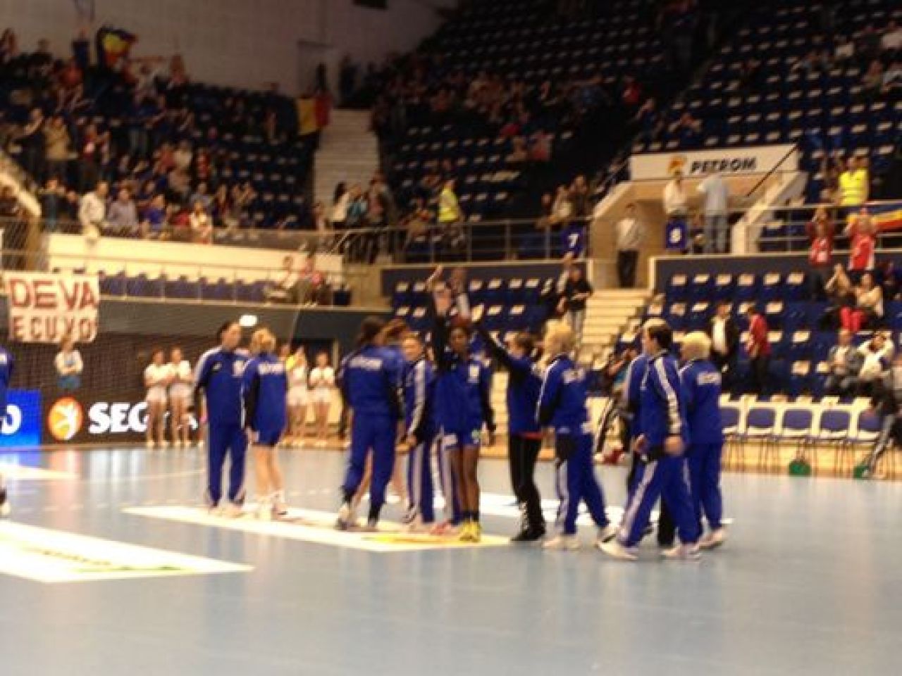 Ziua in care handbalul e REGE | Oltchim plange dupa o repriza MIZERABILA! Romania se poate califica in finala dupa un meci PERFECT in Ungaria! Toate fazele din Oltchim 22-24 Gyor_4