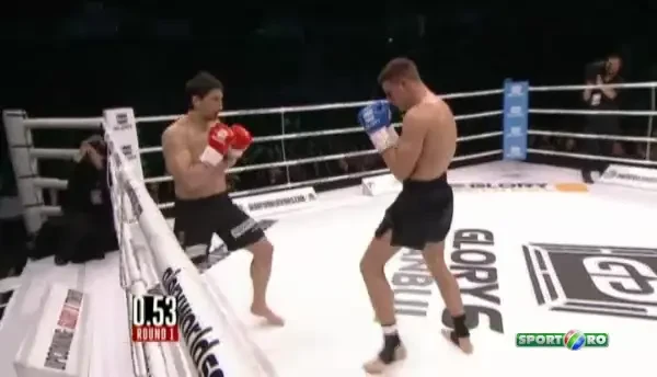 Lovitura serii la Glory Istanbul! Un pusti si-a PULVERIZAT adversarul cu o lovitura senzationala de picior! VIDEO