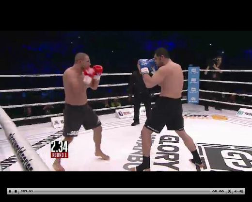 VIDEO Ghita, DISTRUS de Saki! Vezi seria NIMICITOARE de pumni care l-a pus pe roman de trei ori la podea! O faza controversata i-a terminat meciul romanului:_3