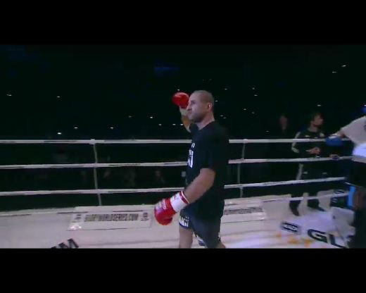 VIDEO Ghita, DISTRUS de Saki! Vezi seria NIMICITOARE de pumni care l-a pus pe roman de trei ori la podea! O faza controversata i-a terminat meciul romanului:_13