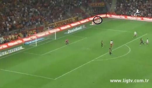 Drogba a marcat golul CARIEREI! Lob incredibil din voleu, mingea l-a lovit in cap pe portar :) Reusita cu care i-a innebunit pe comentatorii turci! VIDEO
