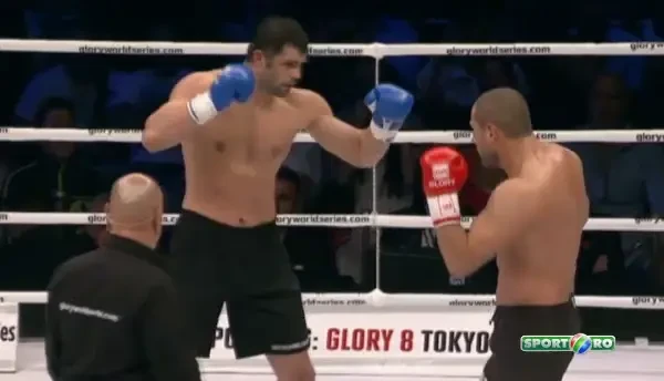 VIDEO Ghita, DISTRUS de Saki! Vezi seria NIMICITOARE de pumni care l-a pus pe roman de trei ori la podea! O faza controversata i-a terminat meciul romanului: