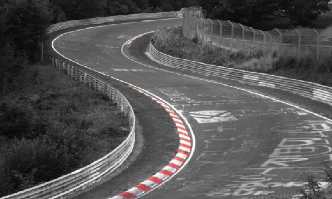 FOTO Motivul INCREDIBIL pentru care a fost inchis un circuit celebru! Organizatorii au fost SOCATI cand au vazut pista! Ce era desenat pe ea:_3