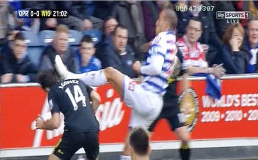 CRIMINAL! Accidentarile lui Rusescu si Parvulescu au fost NIMIC pe langa asta! Faza HORROR in Premier League: Zamora i-a pus piciorul pe cap unui adversar! VIDEO