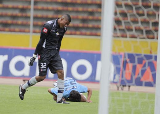 Portarul asta intra in ISTORIE! Arbitrul l-a scos din minti cu o decizie HALUCINANTA! Ce a urmat a UIMIT o lume intreaga: VIDEO