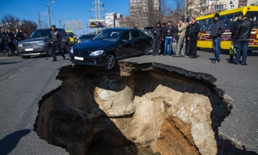 Cel mai PERICULOS oras din lume! Imagini SOCANTE cu masini care dispar SUB asfalt! Tablou HORROR cu oameni inghititi de vii! FOTO_1