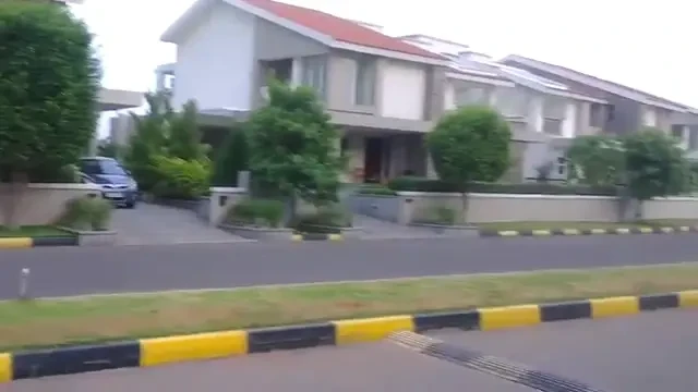 IREAL! Tara in care orice este posibil! N-o sa-ti vina sa crezi cine conduce acest Ferrari de 200.000 de euro!