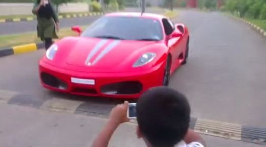 IREAL! Tara in care orice este posibil! N-o sa-ti vina sa crezi cine conduce acest Ferrari de 200.000 de euro!