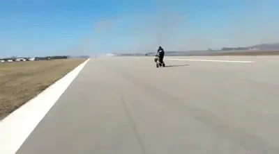 Pilotul KAMIKAZE a ingrozit un aeroport intreg! REACTIA omului cu camera e fabuloasa! VIDEO