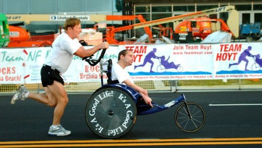 Eroul care a cucerit Maratonul de la Boston in carucior cu rotile! Povestea impresionanta a maratonistului paralizat, cel care si-a salvat parintele prin sport!