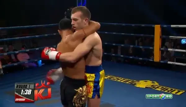 Lovitura cu EFECT intarziat: I s-a taiat curentul la doua secunde dupa ce a primit-o! KO naucitor in Local Kombat: VIDEO