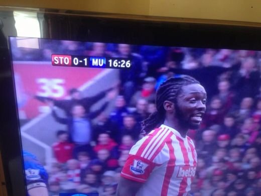 Scene ORIBILE la Stoke - Man United! Fanii s-au transformat in niste monstri dupa un gest al fanilor lui United! Ce au inceput sa faca fanii lui Stoke:_2