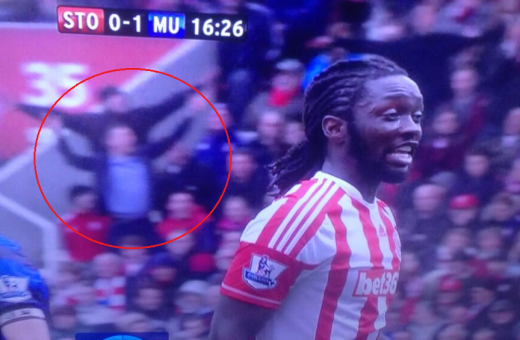 Scene ORIBILE la Stoke - Man United! Fanii s-au transformat in niste monstri dupa un gest al fanilor lui United! Ce au inceput sa faca fanii lui Stoke:_3