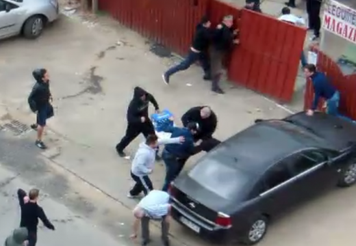 IMAGINI VIOLENTE cu bataia dintre huliganii de la Steaua si Rapid! Oameni nevinovati sunt facuti KO! VIDEO SOCANT
